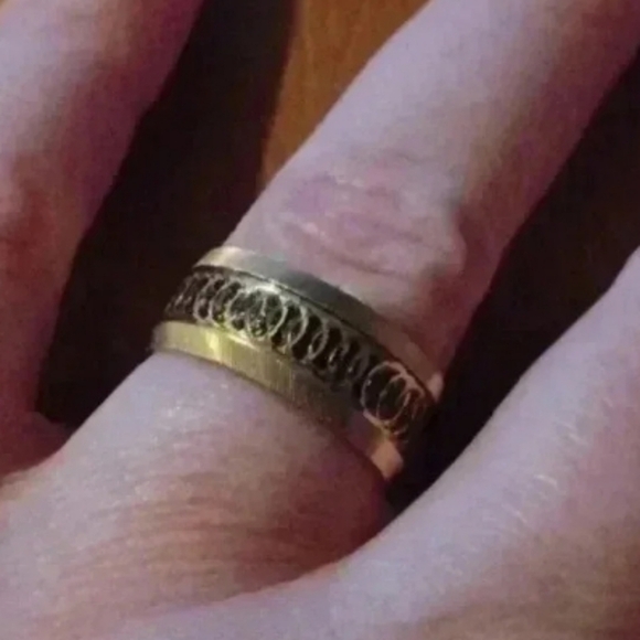 💙🌹New yellow tone wedding band - Picture 1 of 8